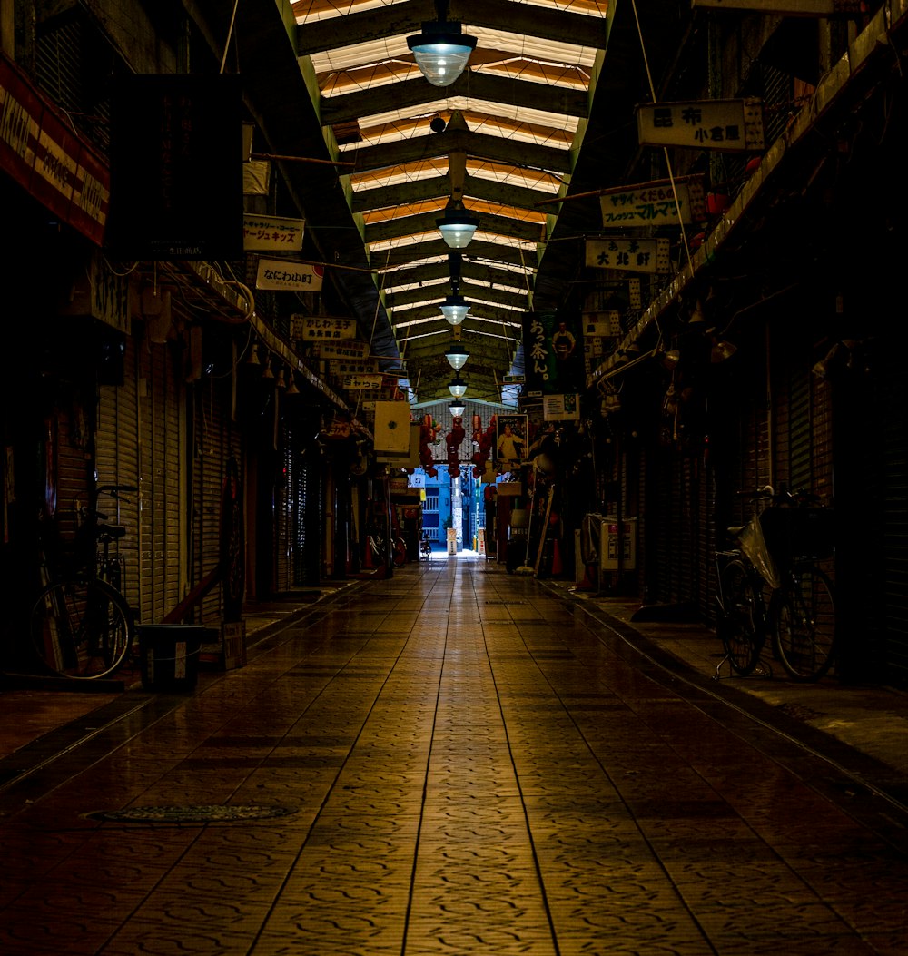 Un largo pasillo con una luz al final