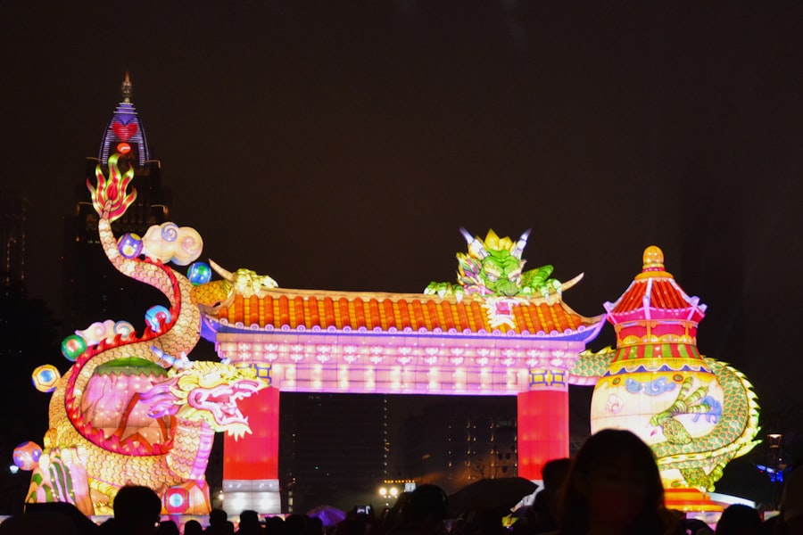 夜間燈會人潮湧動，各色花燈亮起