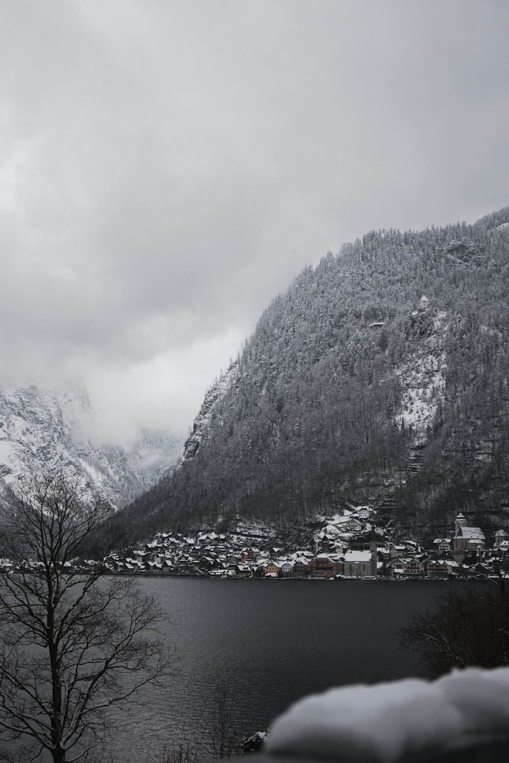 un lago rodeado por una montaña cubierta de nieve