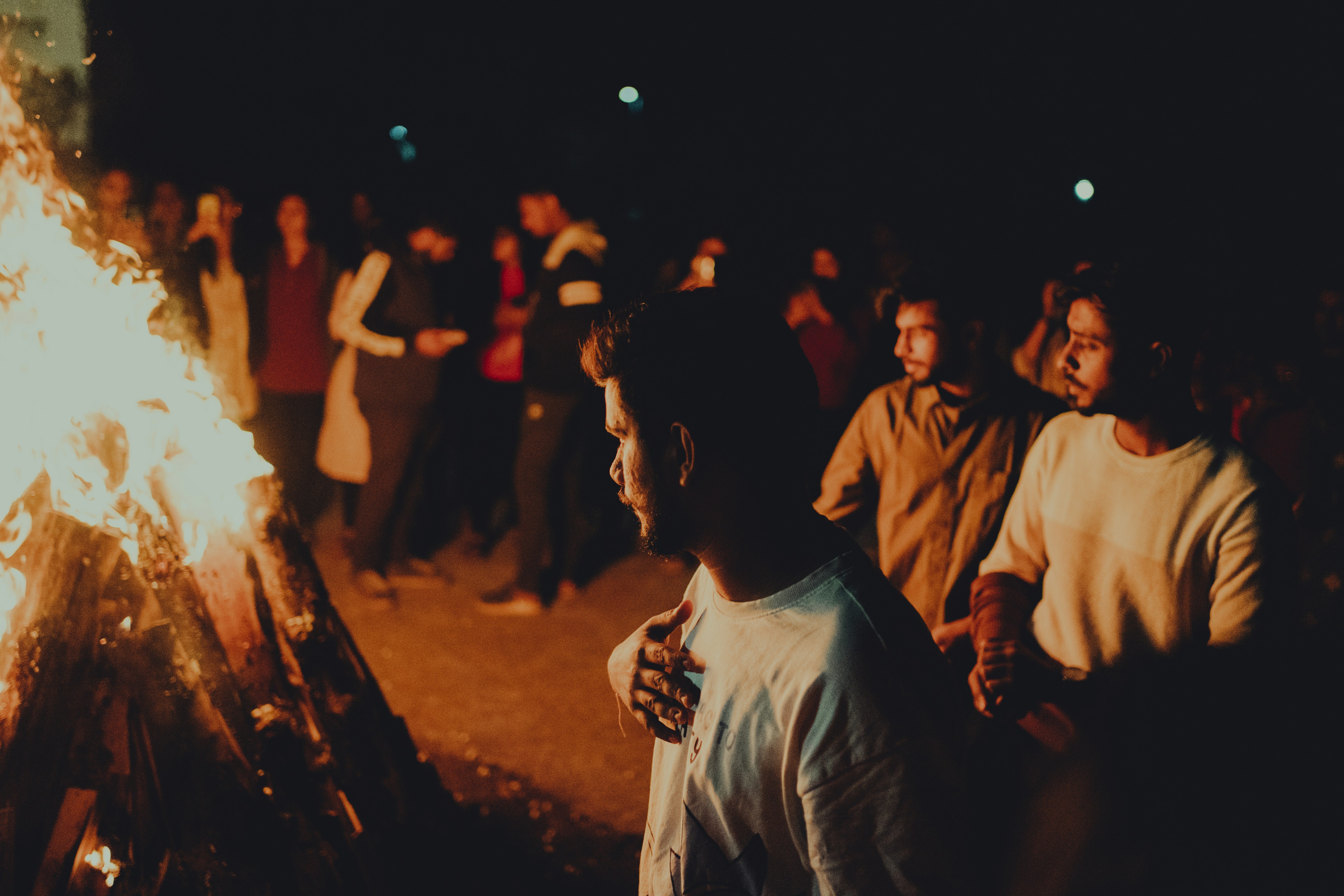 एक समुदाय के लोग एकजुट होकर शांति और सुरक्षा के लिए मोमबत्तियां जला रहे हैं