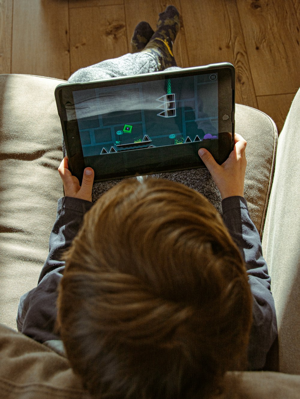 Ein Junge spielt ein Videospiel auf einem Tablet