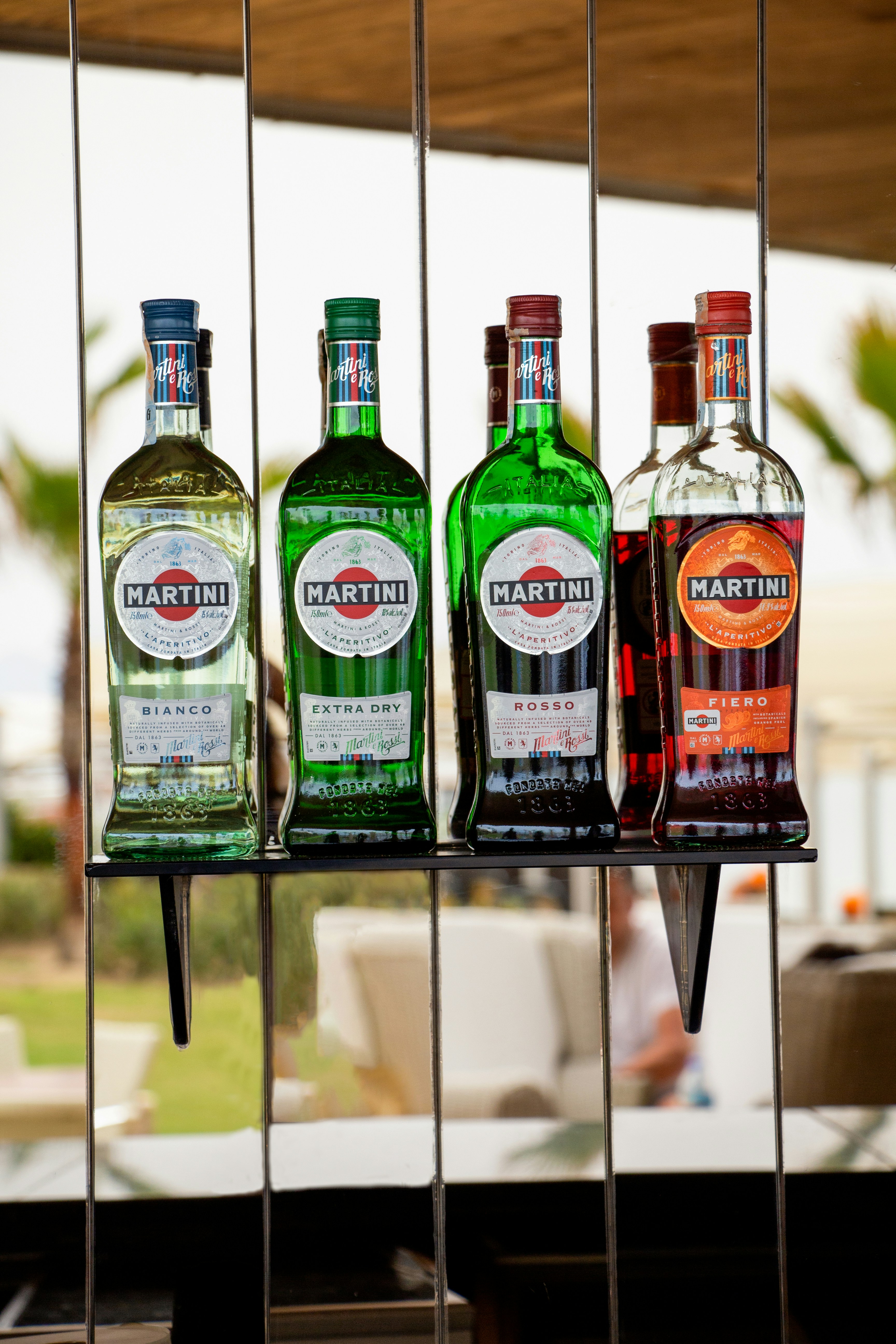 Eine Reihe von Flaschen mit verschiedenen Arten von Alkohol
