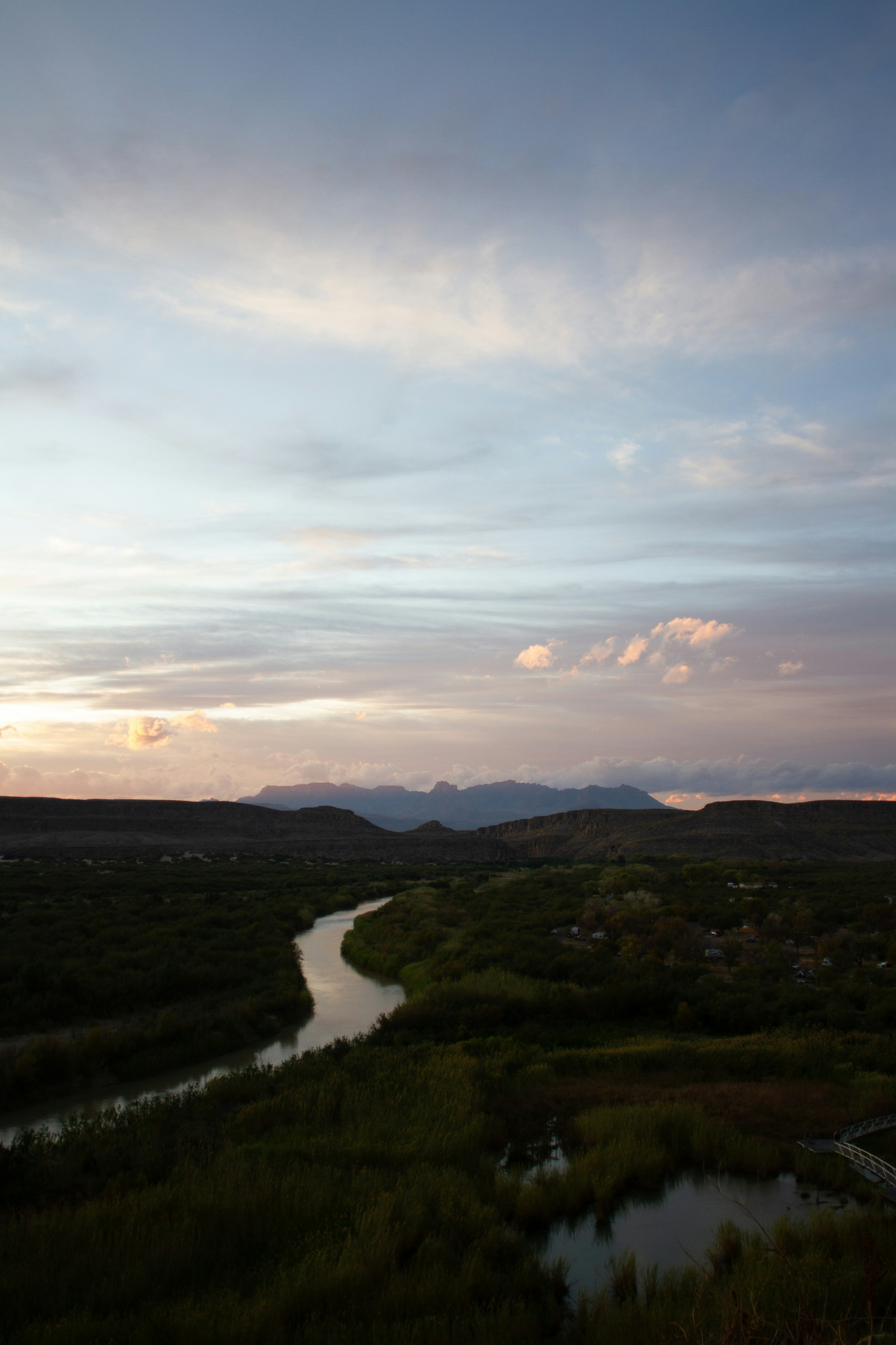 une rivière qui coule à travers une campagne verdoyante