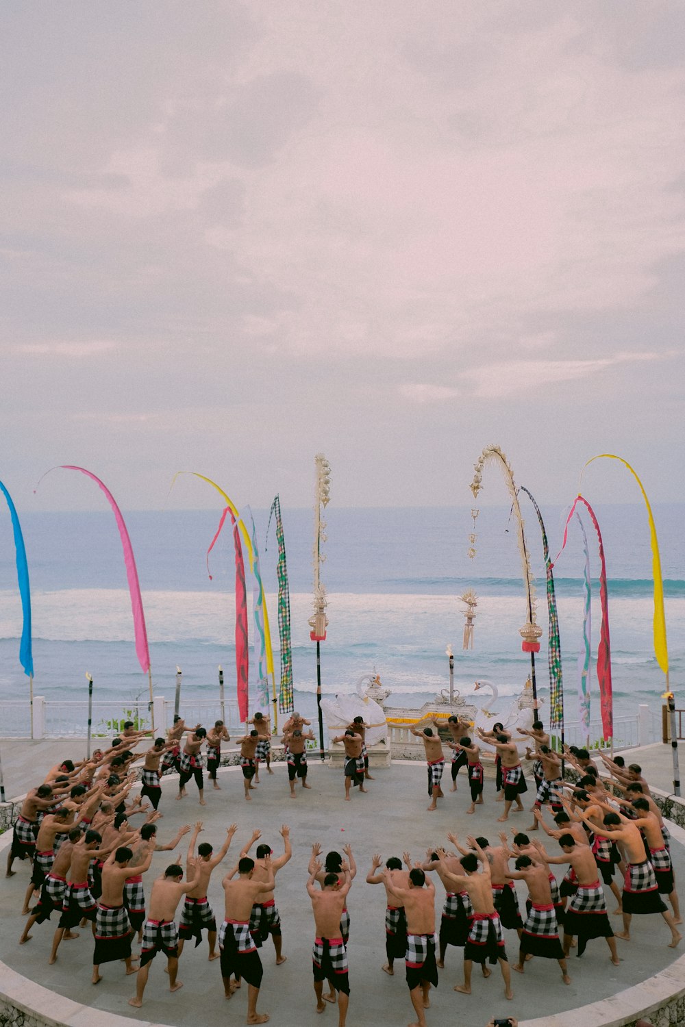 Un gruppo di persone in piedi in cerchio su una spiaggia