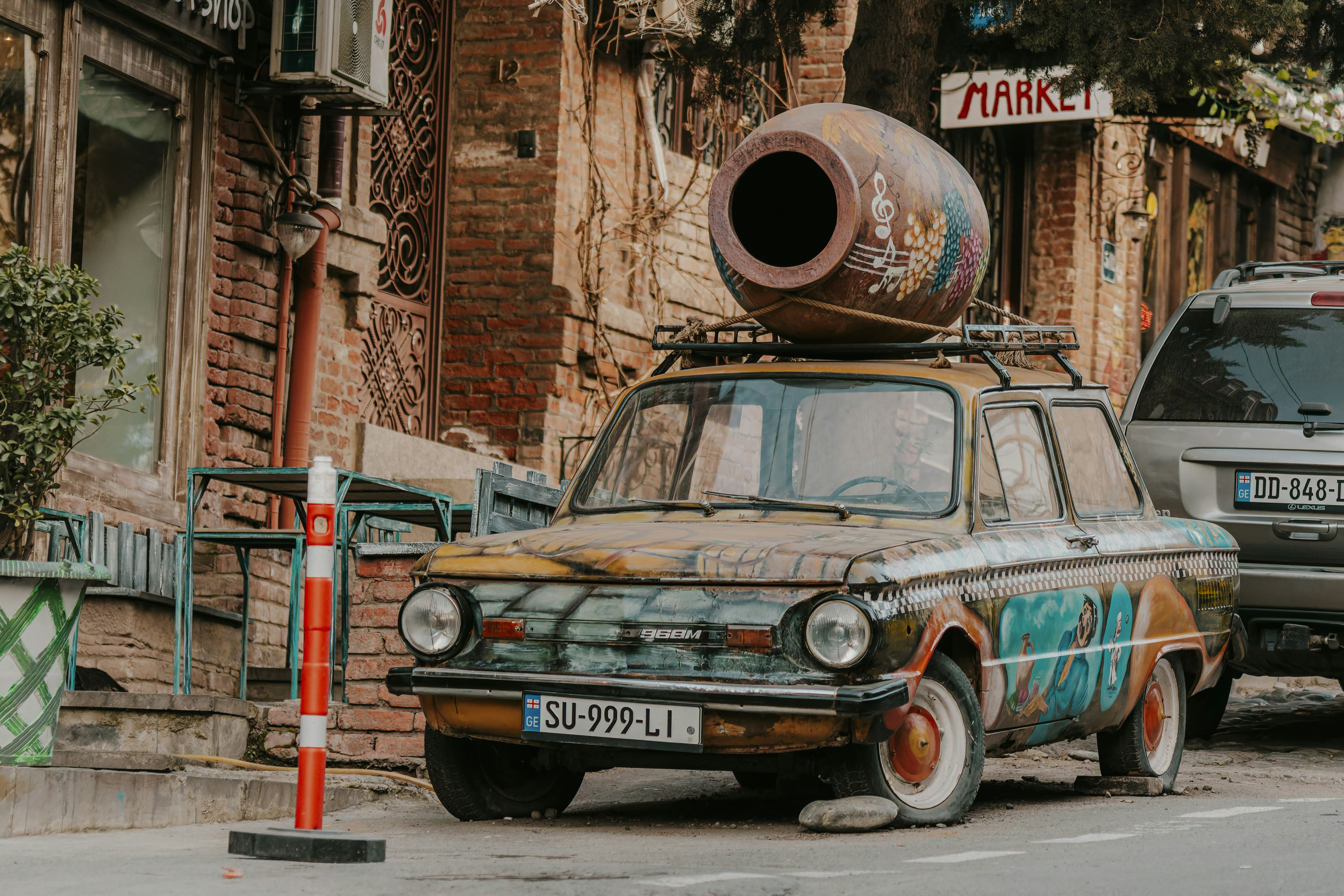 una vecchia auto con un grande tubo sopra di esso