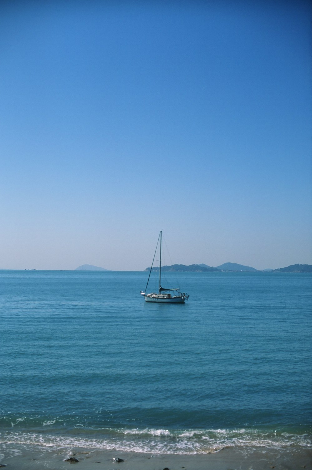 Ein Segelboot, das mitten im Ozean schwimmt