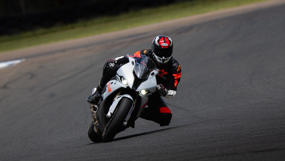 Una persona que conduce una motocicleta en una pista de carreras