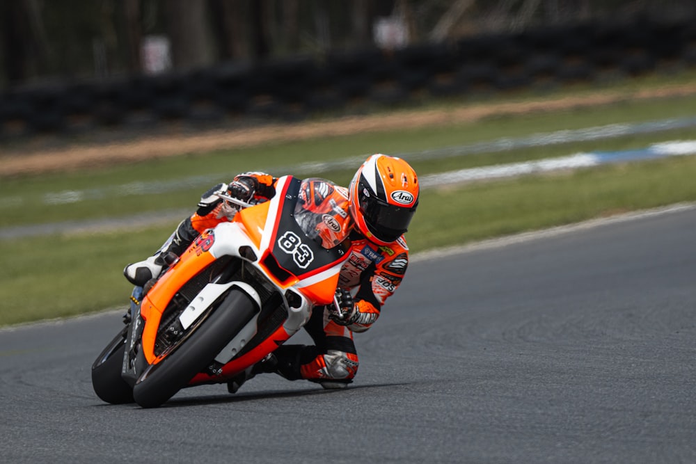 Corrida de moto em pista de corrida esportes a motor corrida