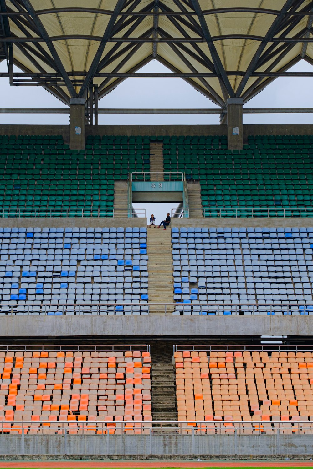 Un stade vide rempli de nombreux sièges