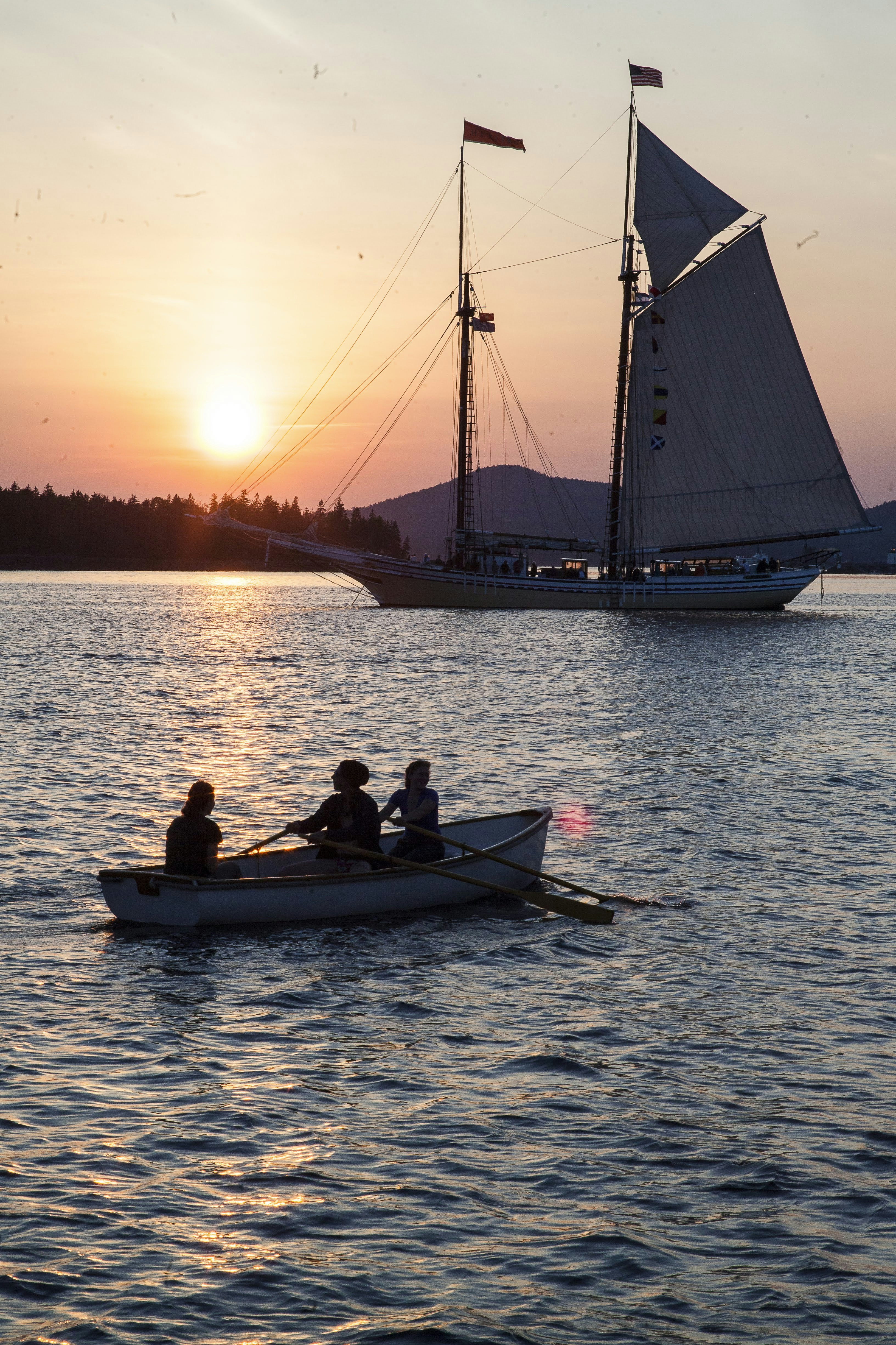 Un groupe de personnes dans un petit bateau sur l’eau