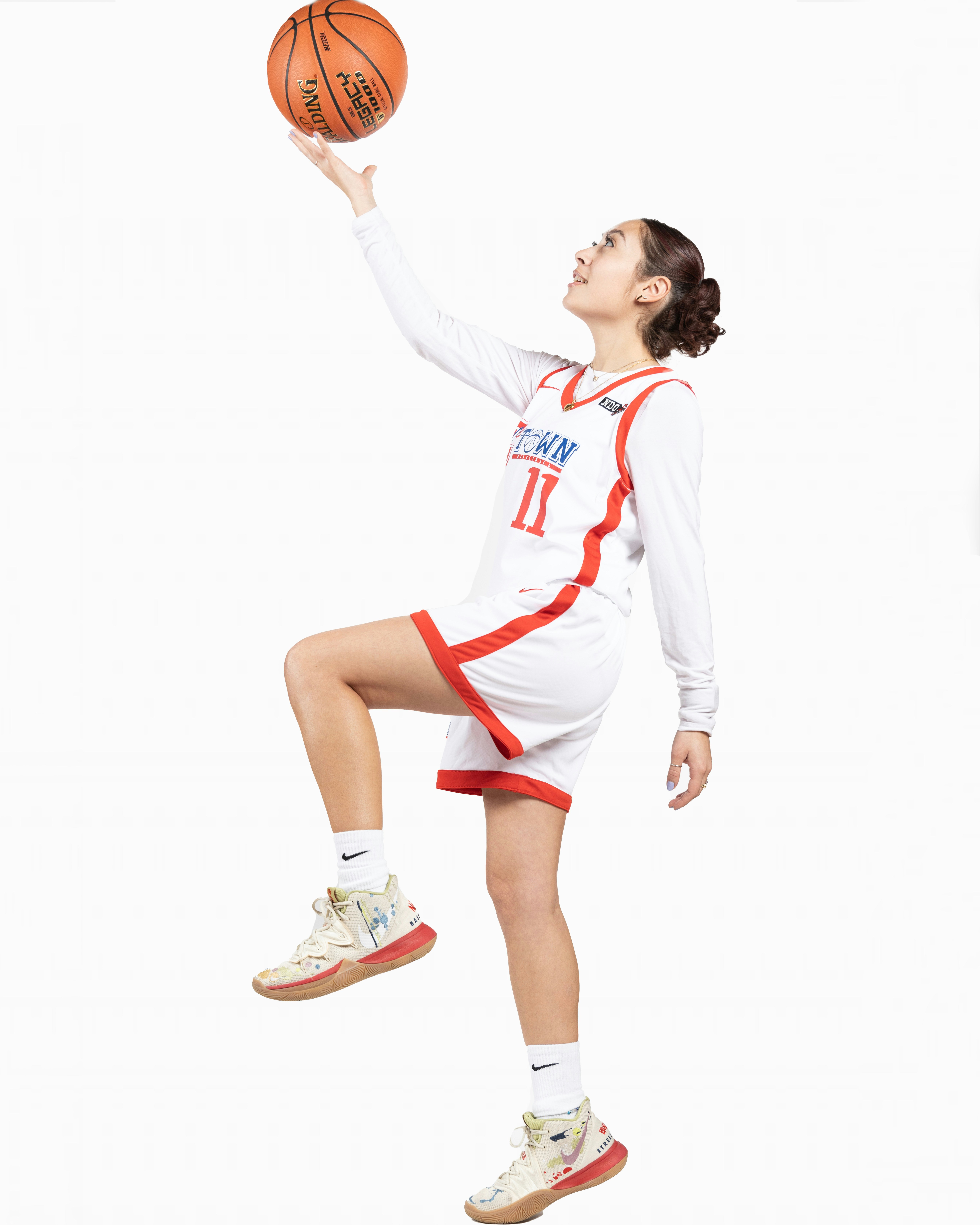 흰색과 빨간색 유니폼을 입은 여자가 농구공을 들고 있다 사진 – Unsplash의 무료 소녀 이미지, image size:3000x3750