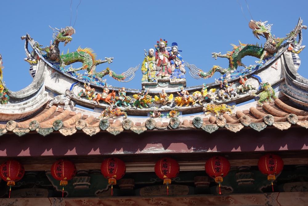 a roof with a dragon decoration on top of it