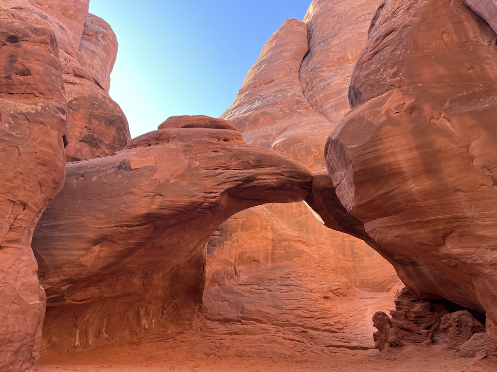 Une grande formation rocheuse au milieu d’un désert