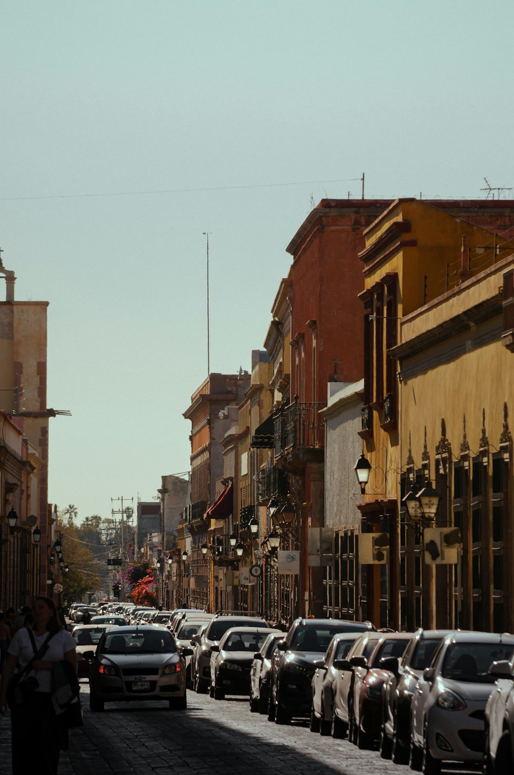 a city street filled with lots of parked cars