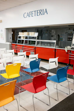 Comedor escolar con sillas de colores
