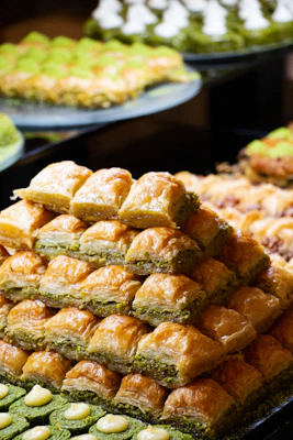 Verschiedene Baklava-Sorten auf einer Platte