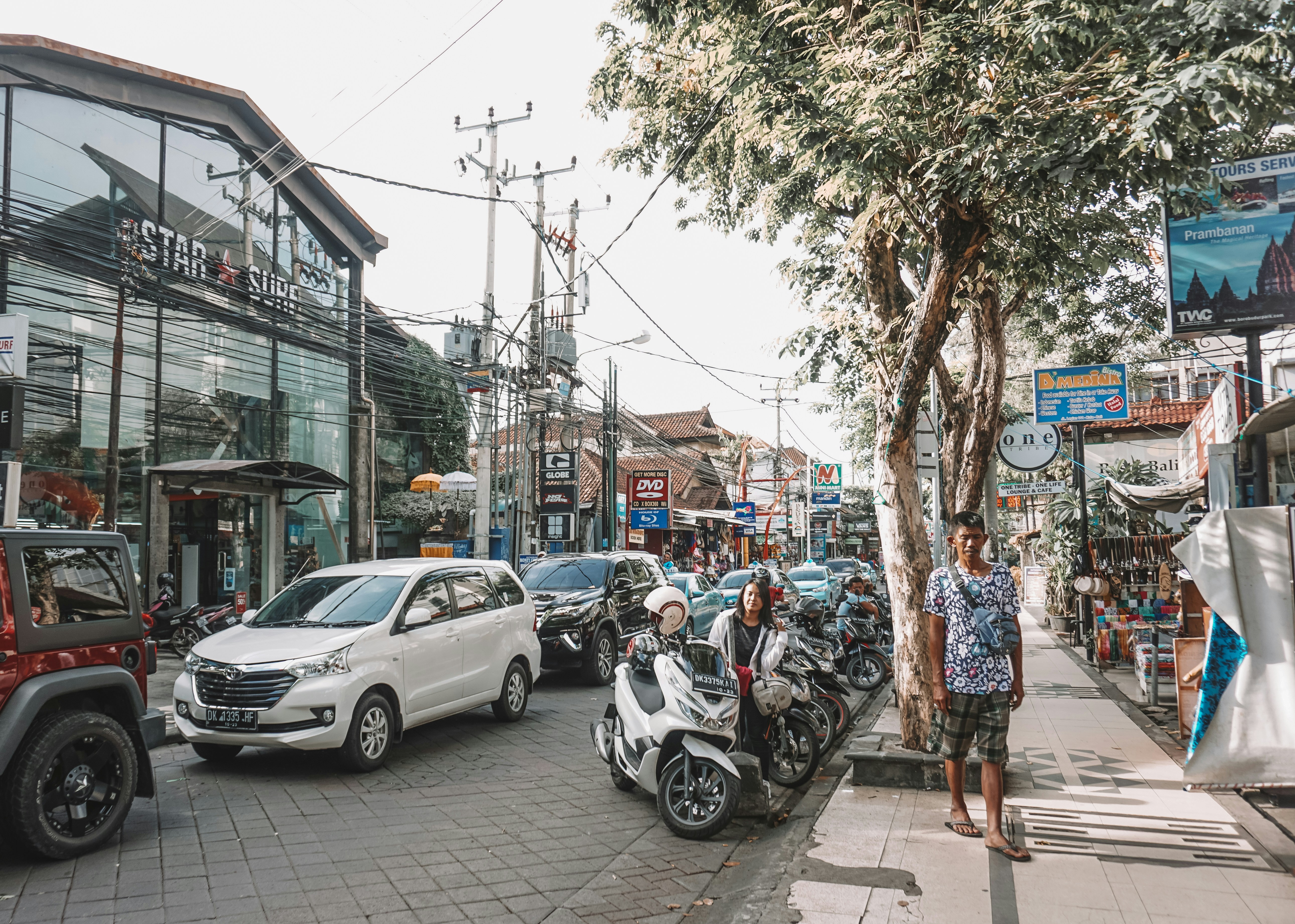 a busy city street filled with lots of traffic