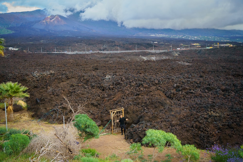 Un campo de tierra con una montaña al fondo