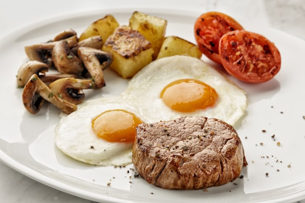 Steak en eggs: biefstuk met spiegeleieren