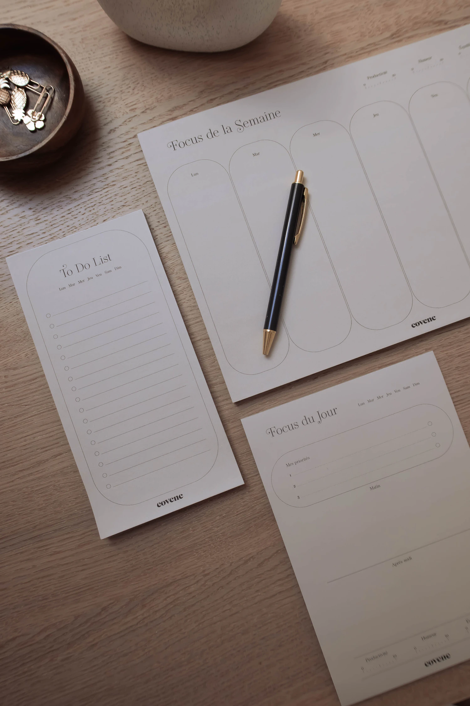 Notizblock, Stift und Tasse auf einem Tisch als Symbol für Wochenplanung und Tagesreflexion