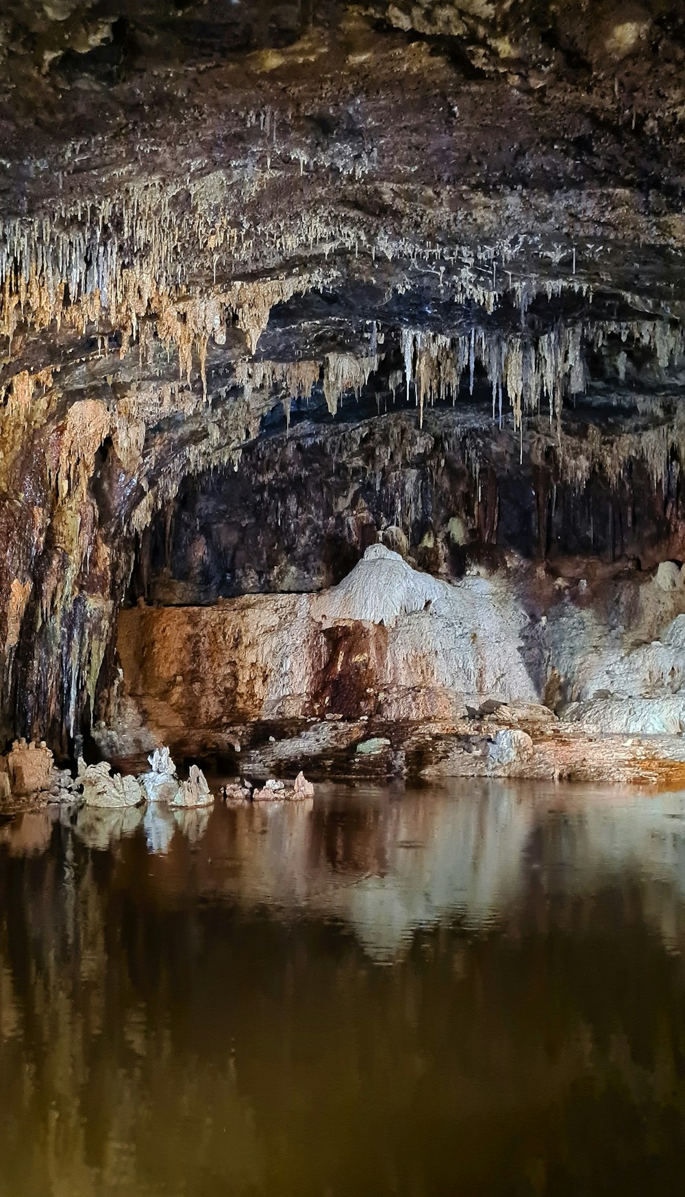 たくさんの水とたくさんの氷で満たされた洞窟