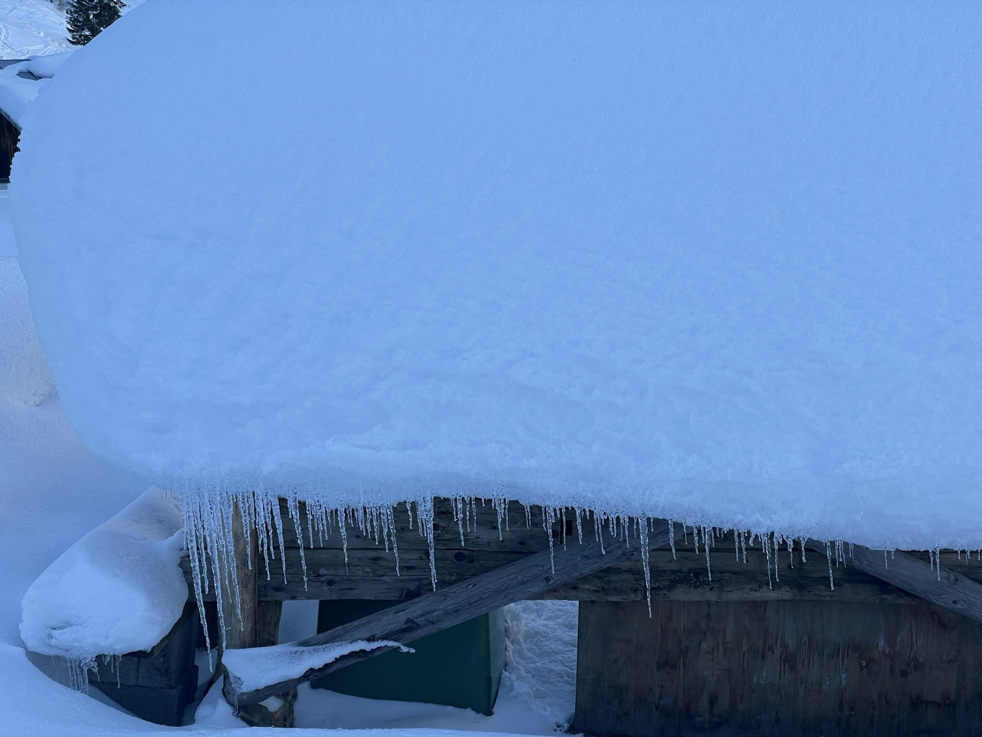 Déneigement de toiture par Les Toitures West View à Montréal