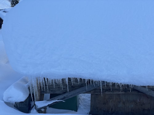 Déneigement de toiture et retrait de barrage de glace par Les Toitures West View en hiver à Montréal