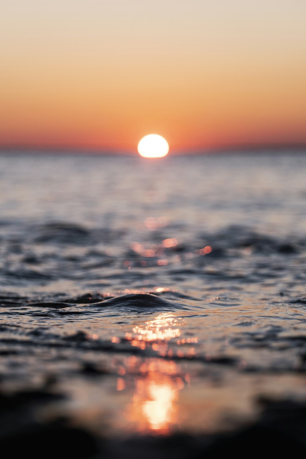 Il sole sta tramontando sull'acqua dell'oceano