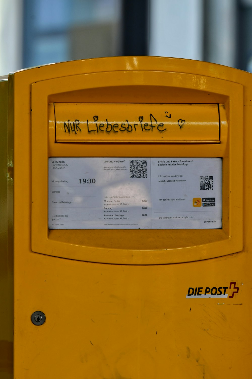 eine Nahaufnahme einer Parkuhr mit einem Schild darauf