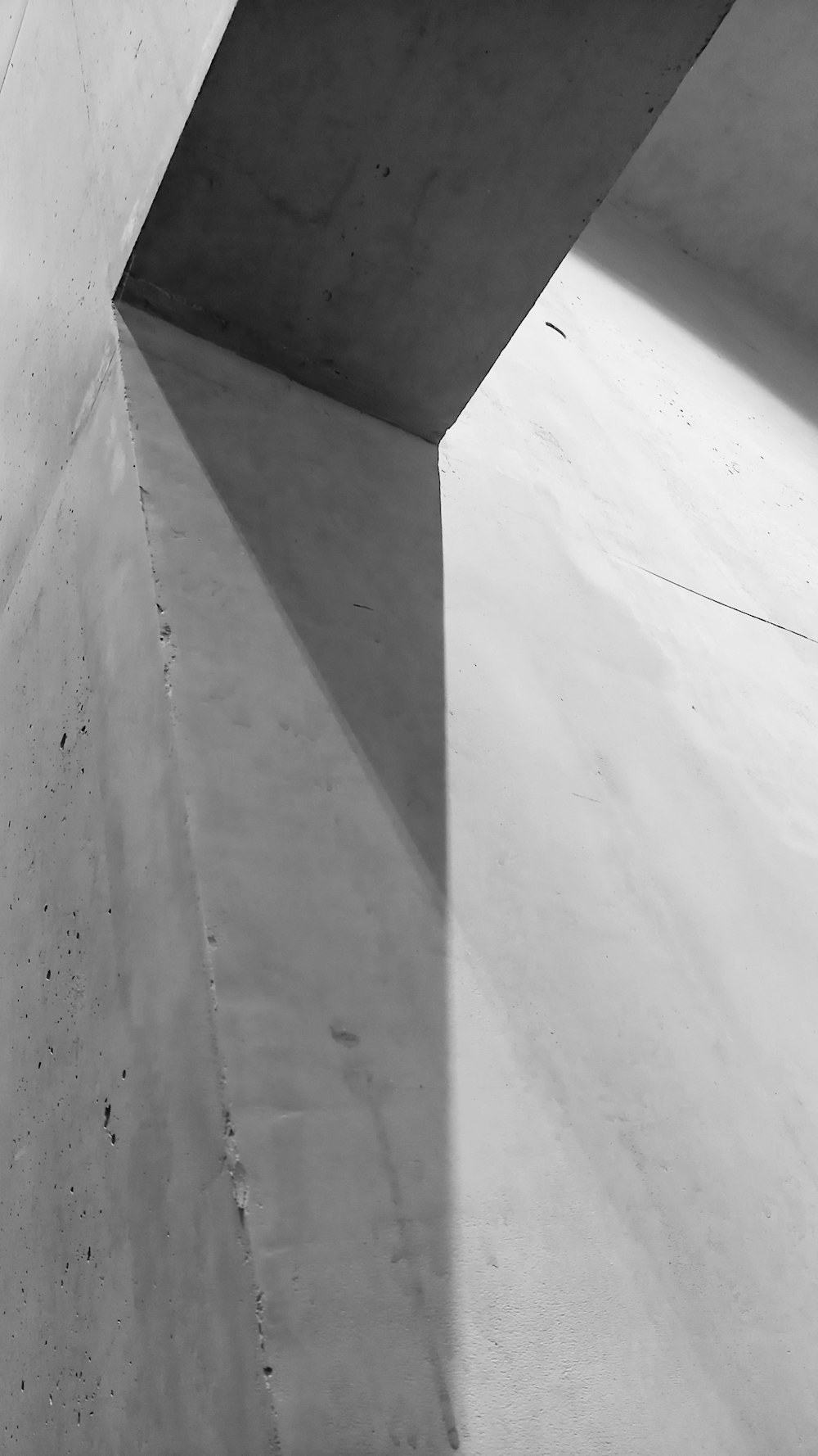 uma foto em preto e branco de uma estrutura de concreto