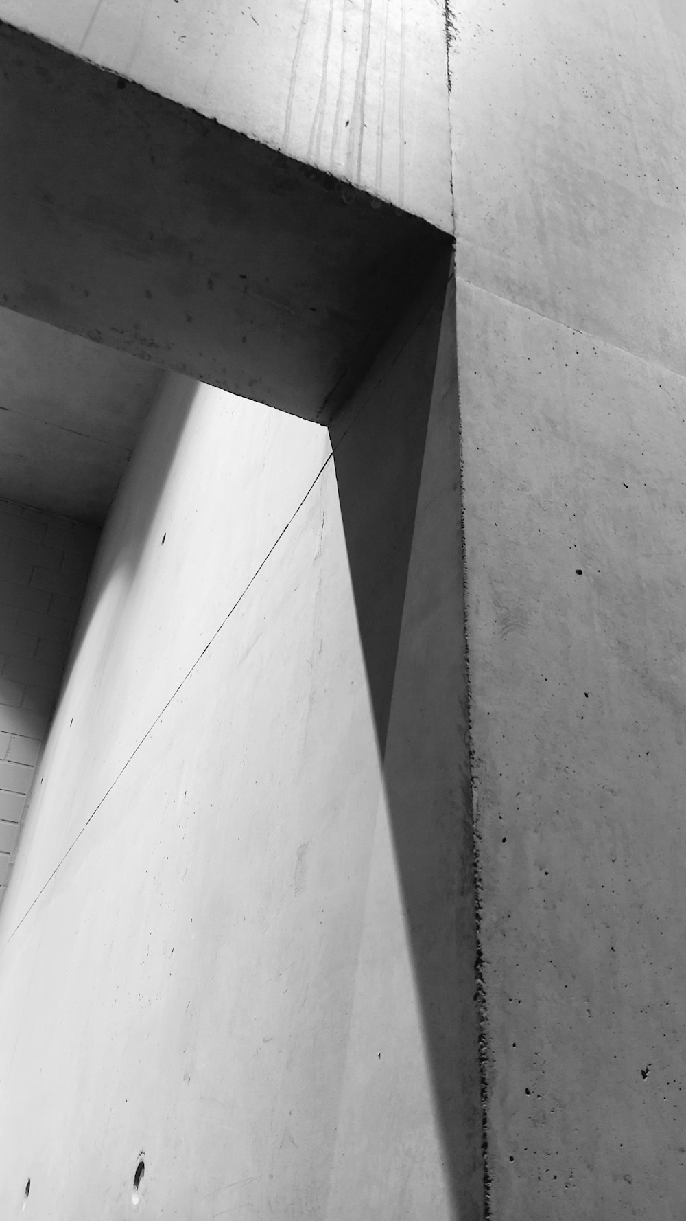 una foto in bianco e nero di una struttura in cemento