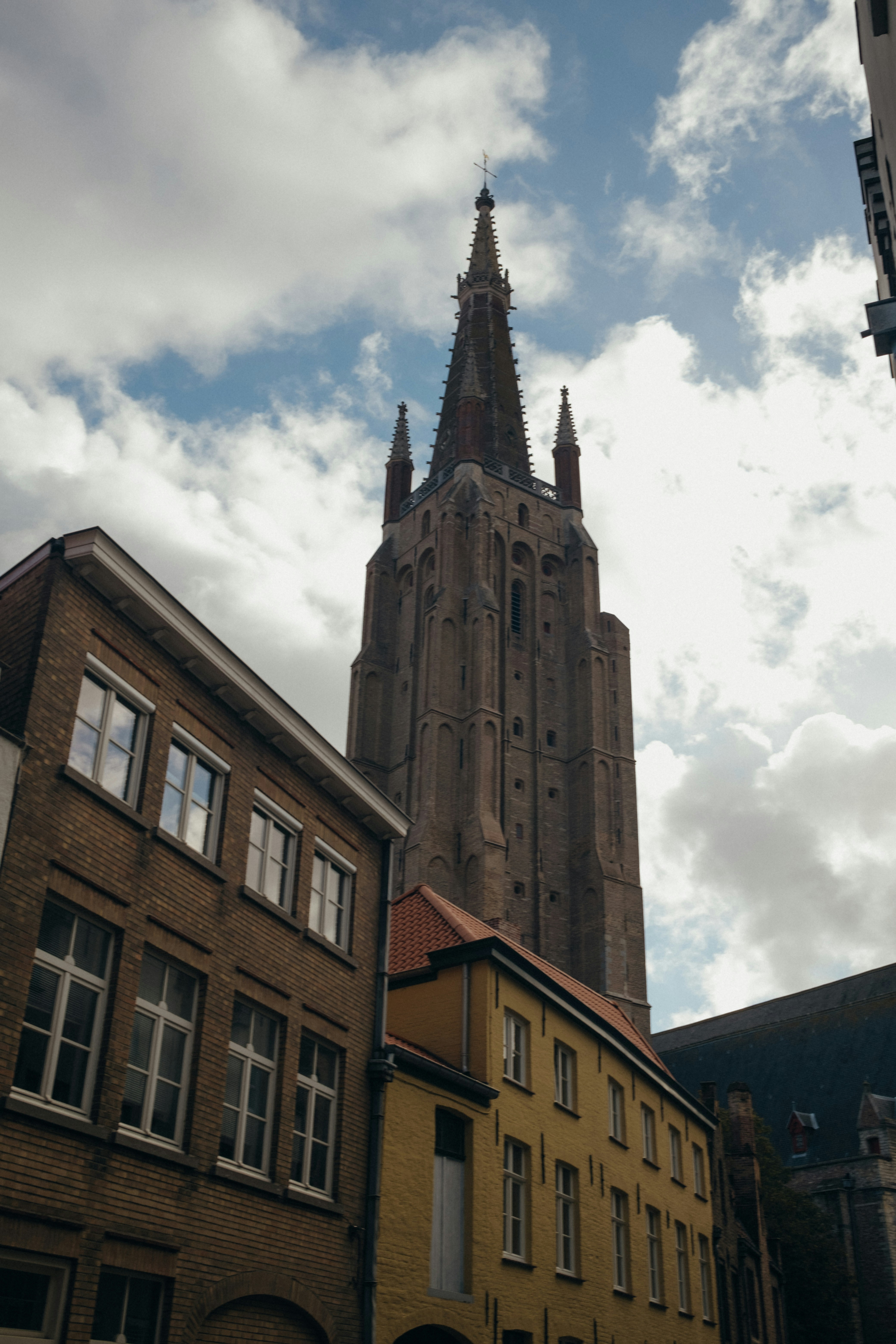 Ein sehr hohes Gebäude mit einer Uhr an der Seite