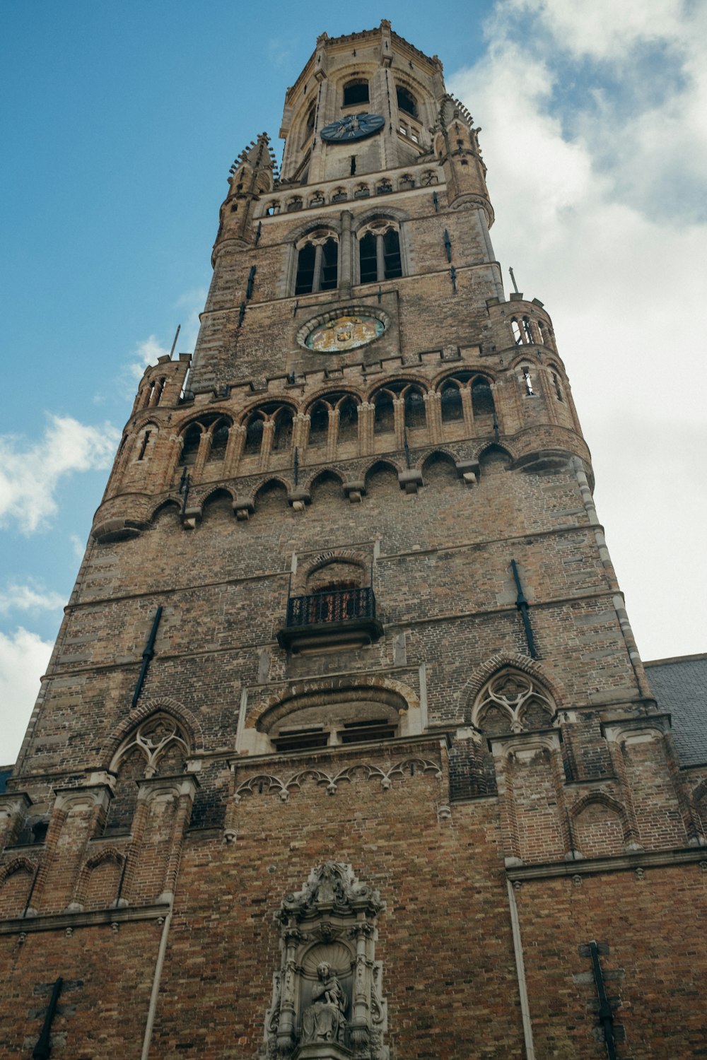 Una torre muy alta con un reloj en su lado