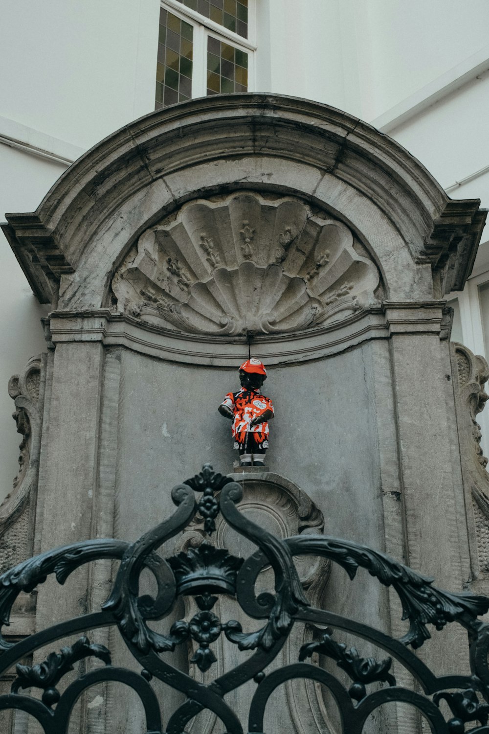 Eine Statue eines Mannes auf einem Gebäude