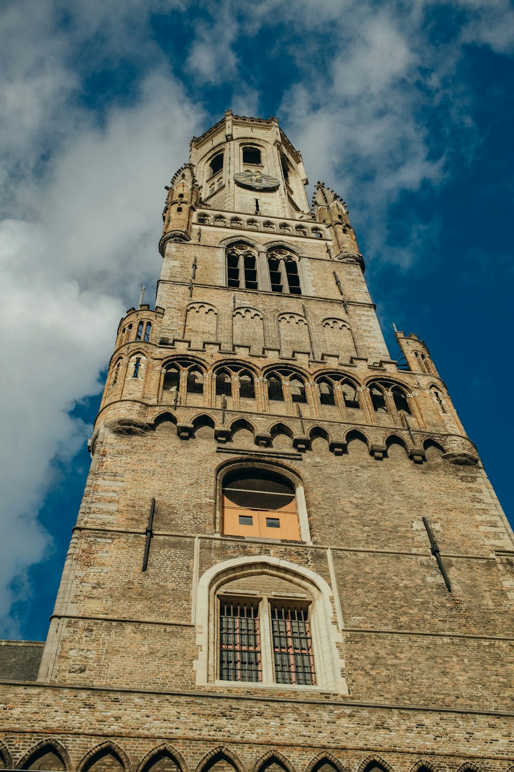 una torre alta con un reloj en la parte superior de la misma