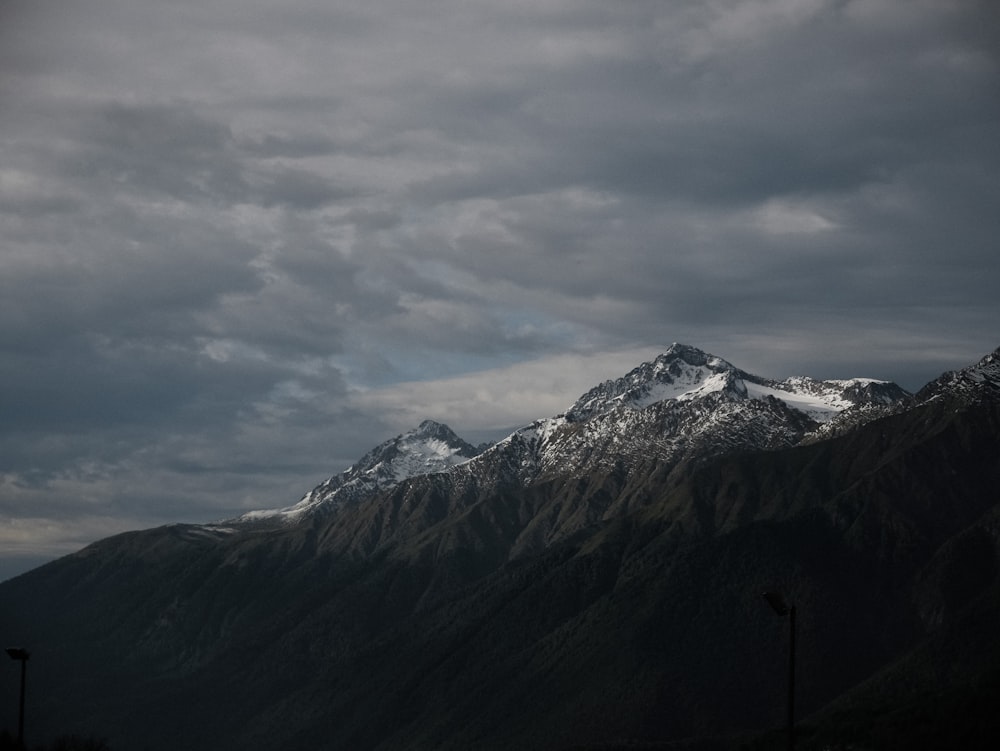 uma vista de uma montanha coberta de neve à distância