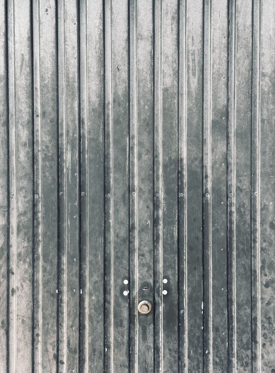 Porte métallique renforcée posée sur un local professionnel