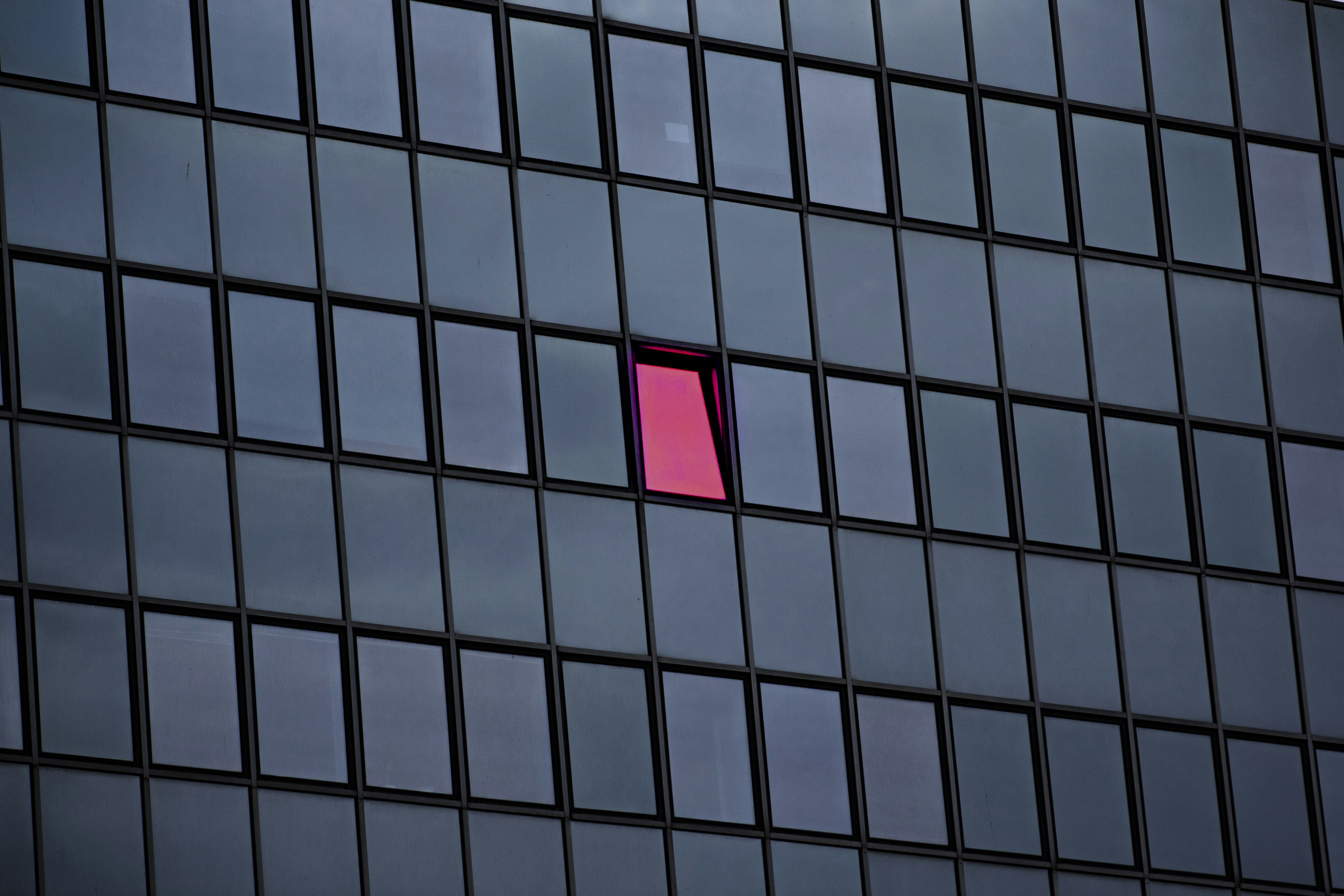 Una finestra rosa in un edificio con uno sfondo del cielo