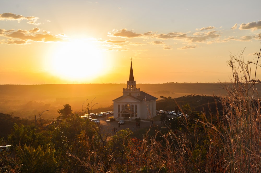 Le soleil se couche sur une petite église