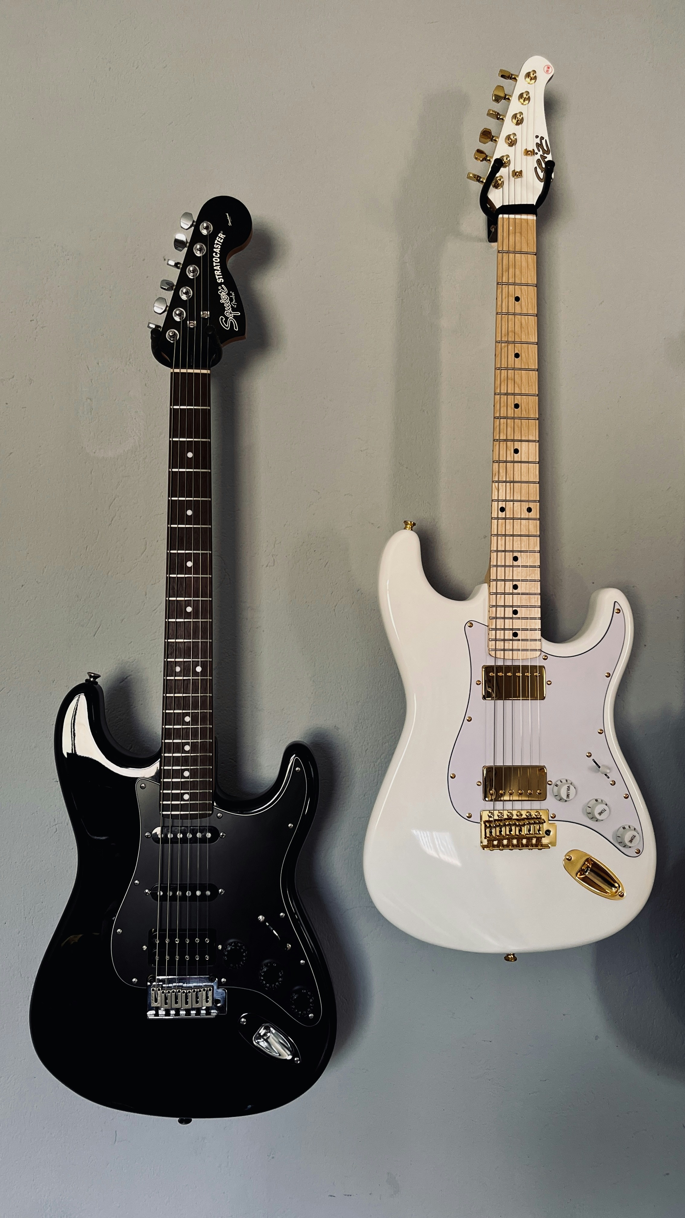 A couple of guitars hanging on a wall photo – Free Guitar Image on Unsplash, image size:3000x5333
