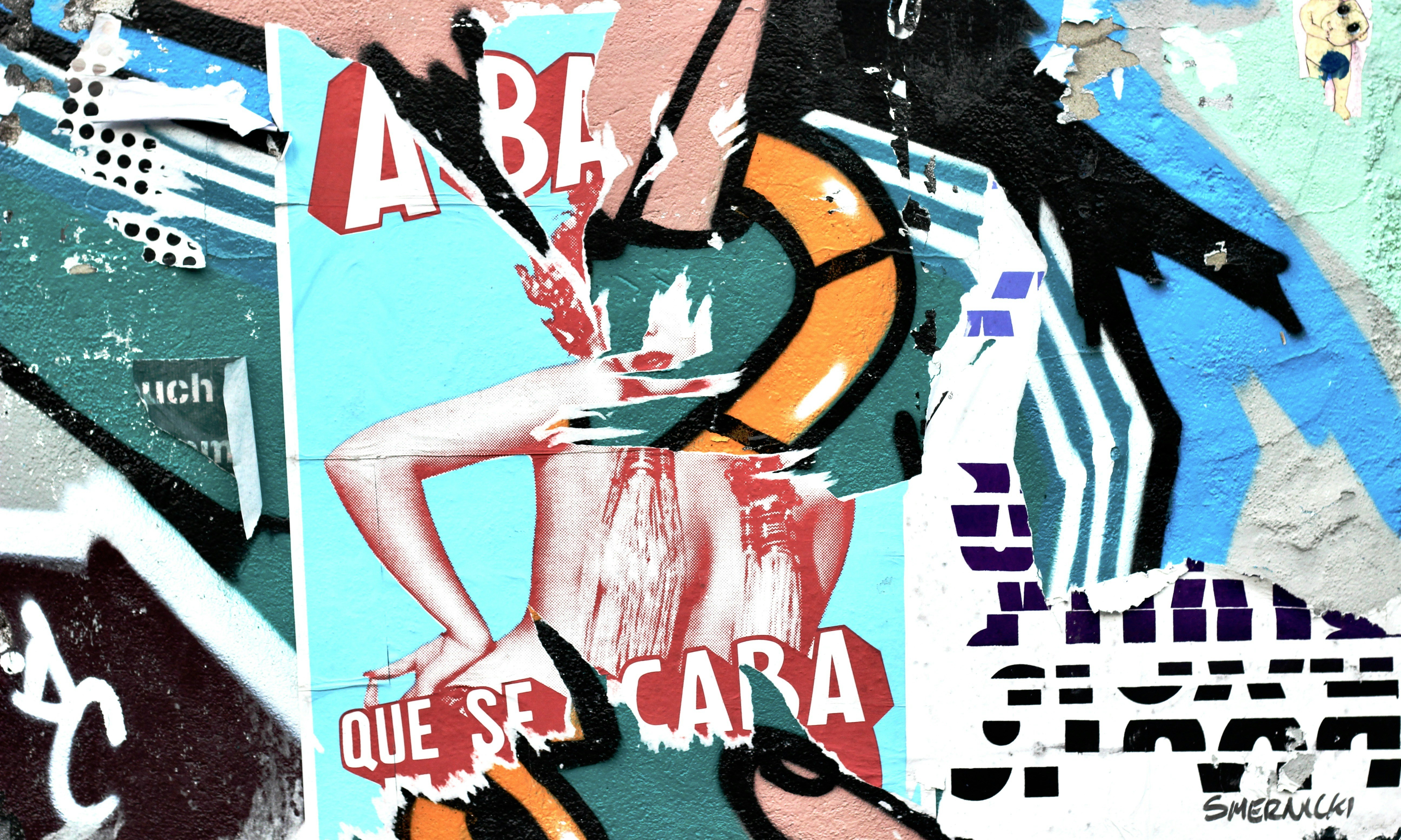 uma pintura de uma mulher em um maiô