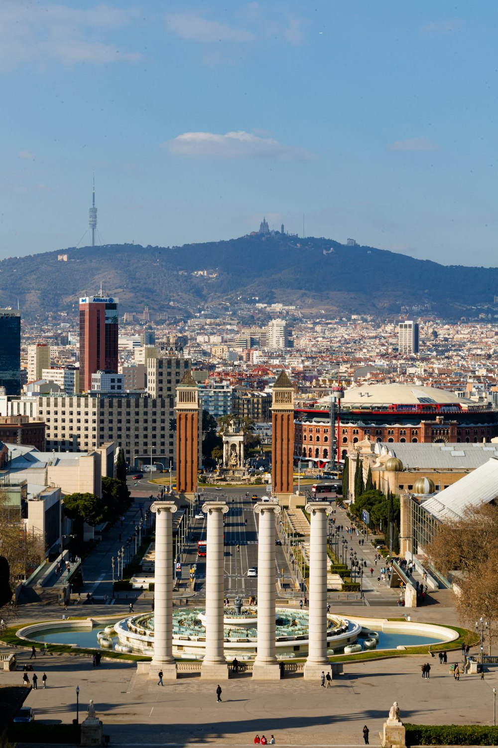 Blick auf eine Stadt mit hohen Gebäuden