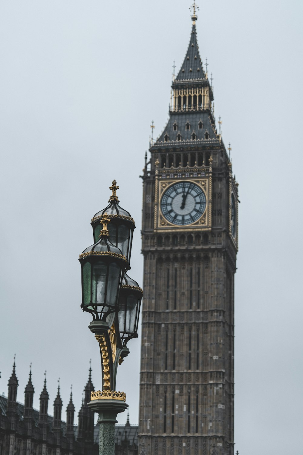 Una grande torre dell'orologio che domina una città