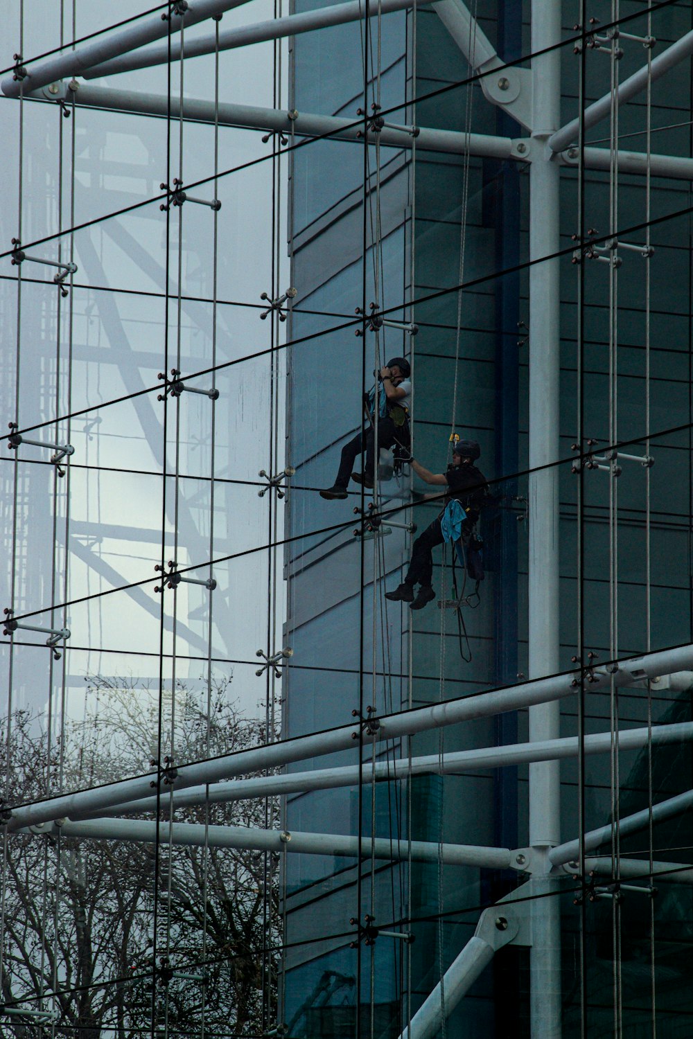 Un hombre trepando por el costado de un edificio alto