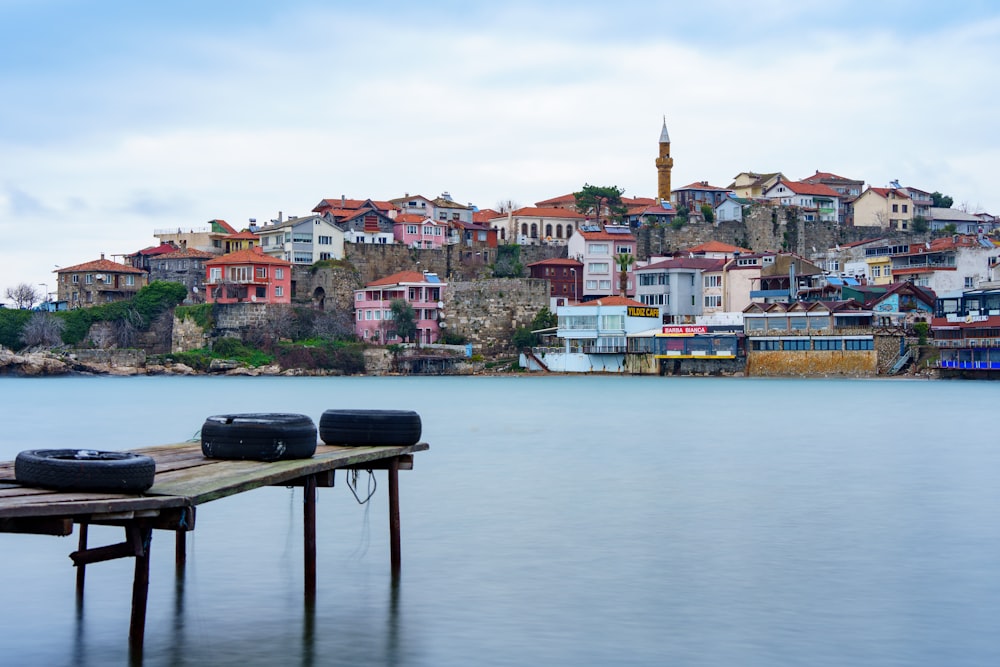 a dock with two speakers sitting on top of it