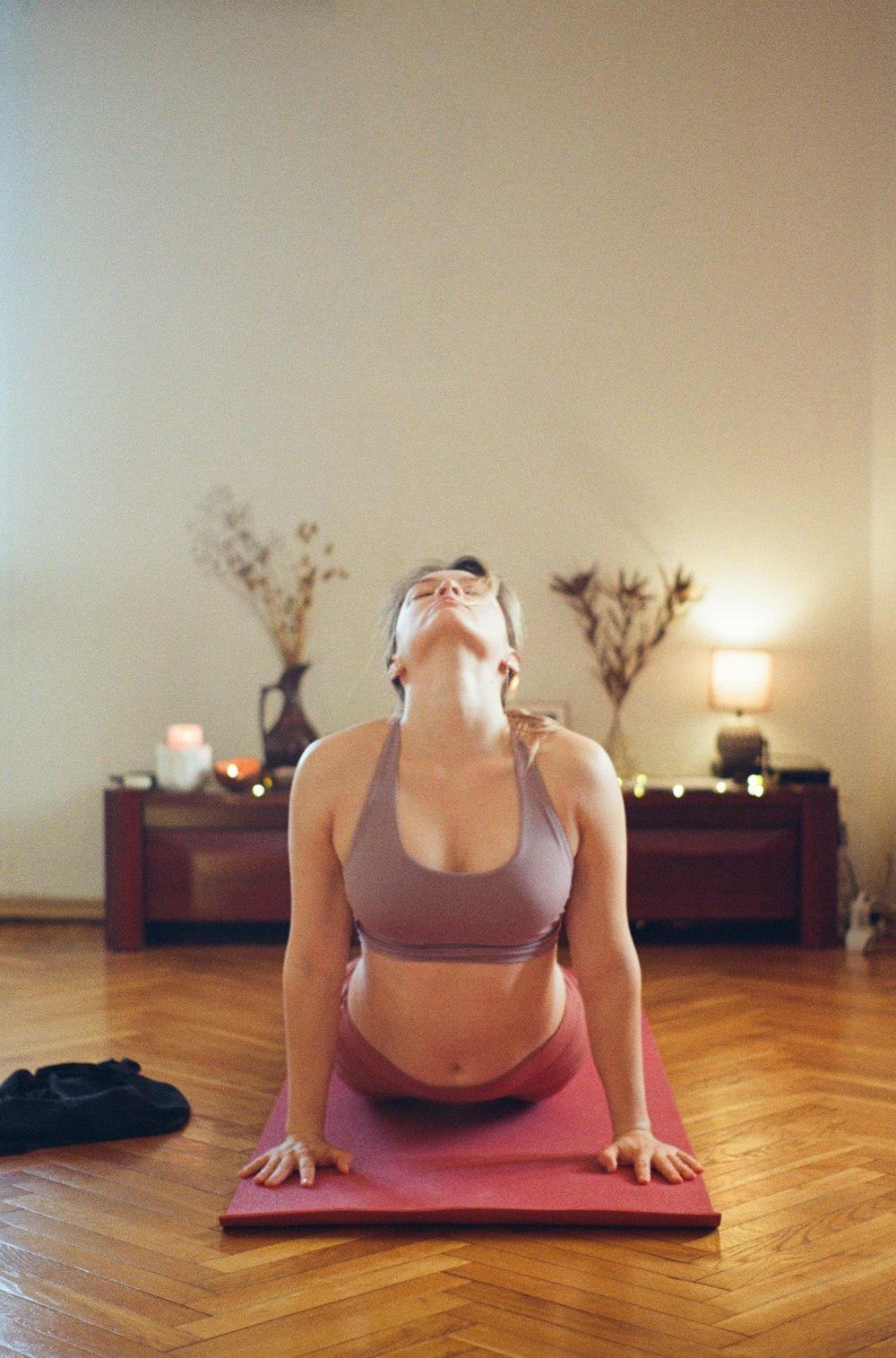 uma mulher está fazendo yoga em um tapete