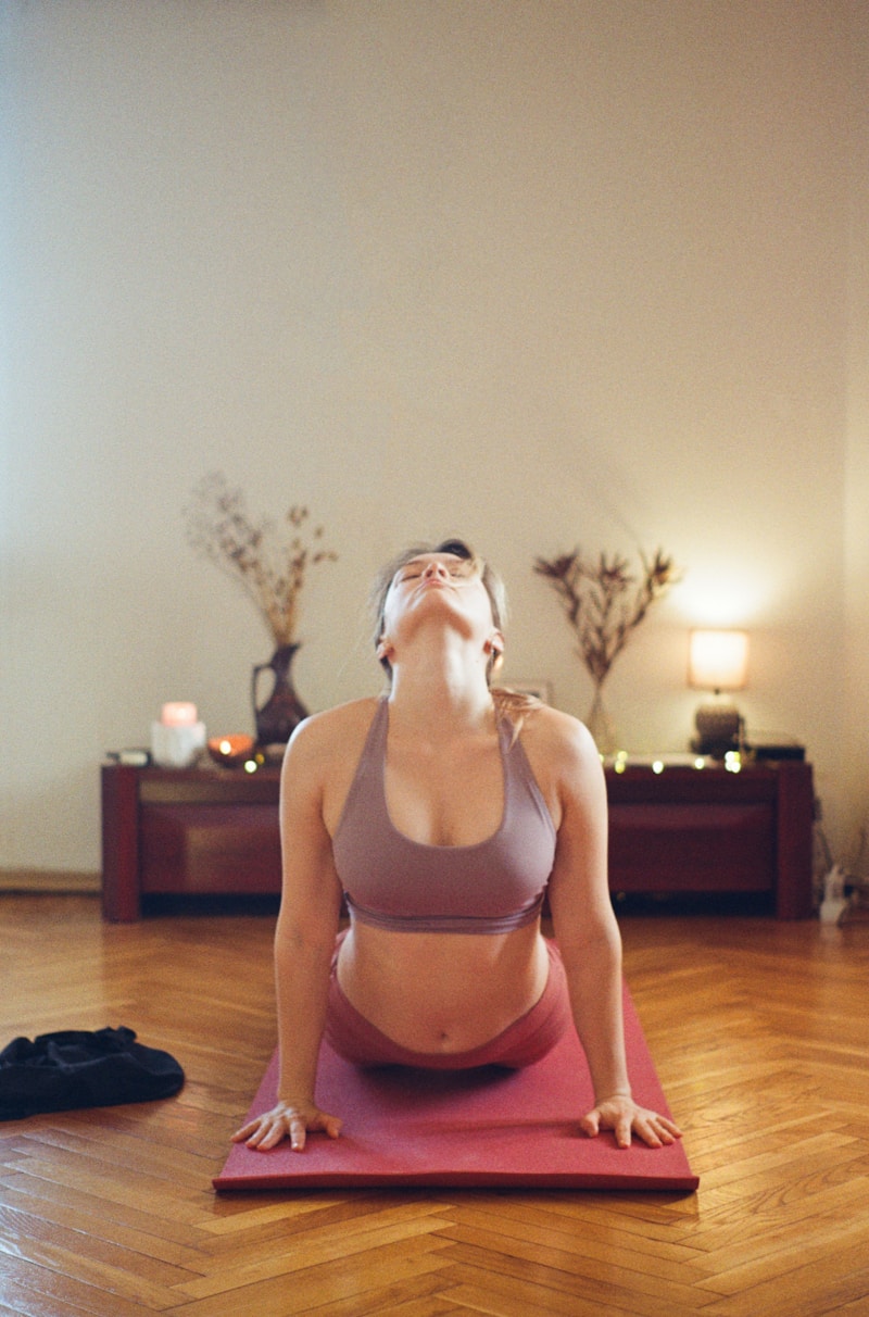 Donna pratica respirazione diaframmatica su tappetino yoga