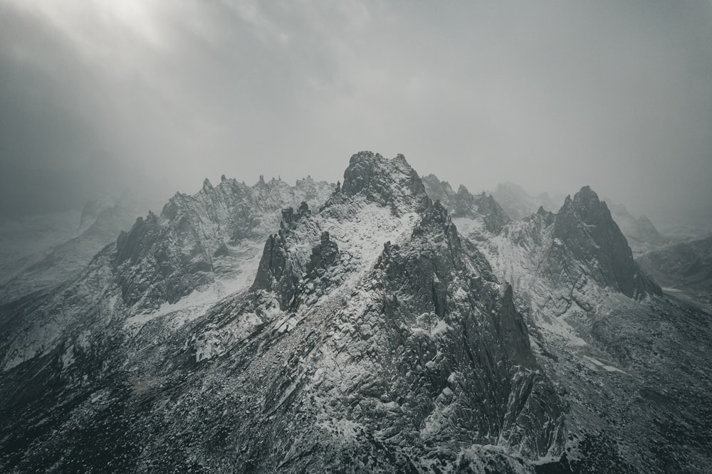 曇り空の下で雪に覆われた山