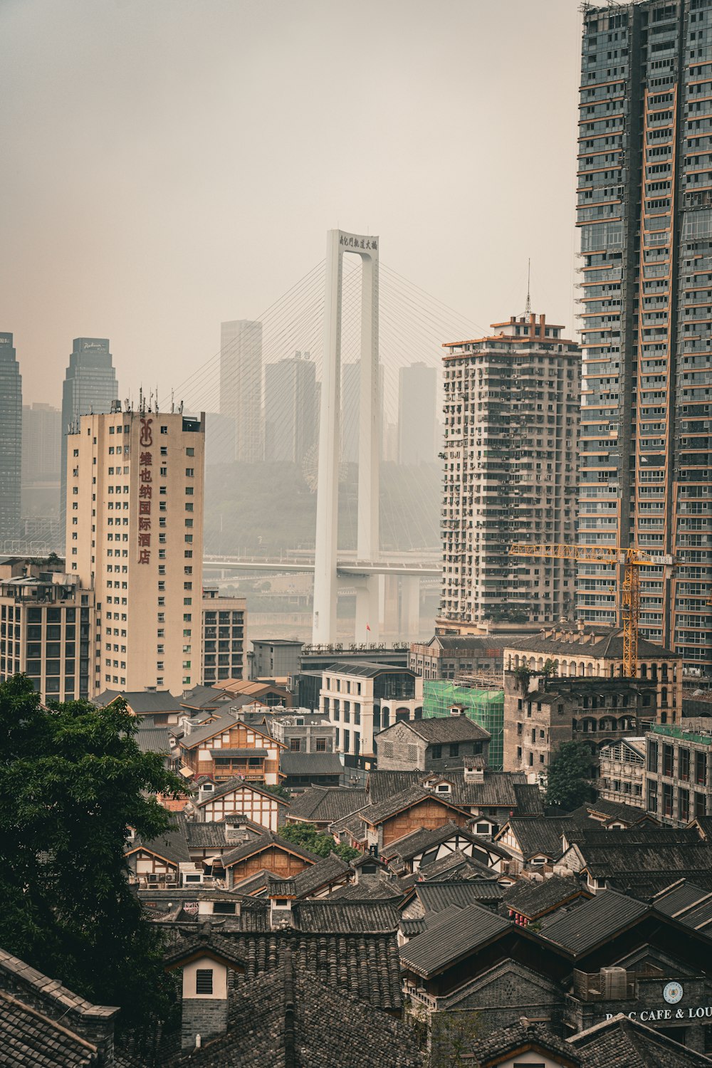 uma vista de uma cidade com uma ponte no fundo