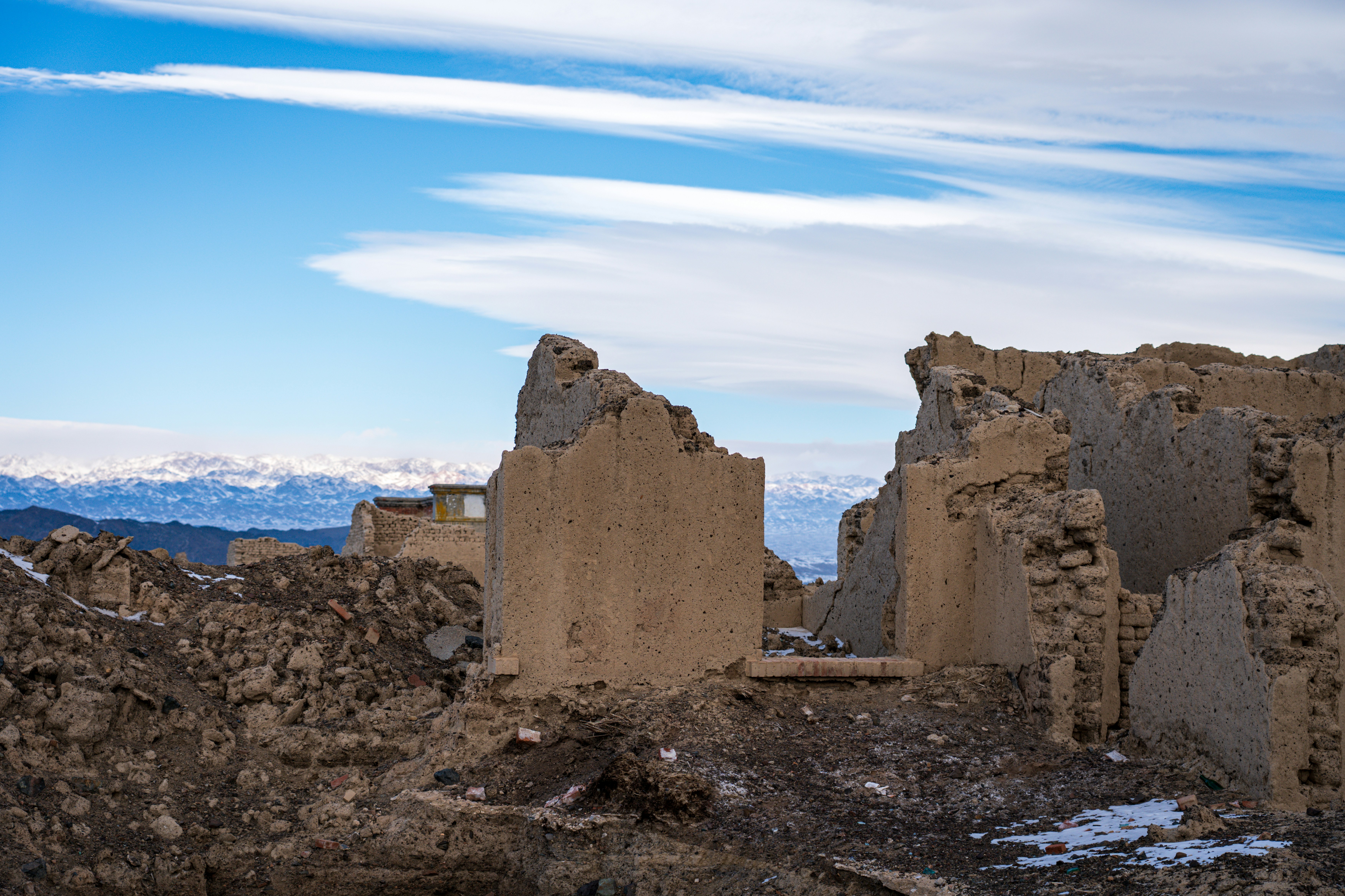 位于新疆塔城地区的一处废墟，730铀矿，20世纪70年代末废弃 A ruin in the Tacheng region of Xinjiang, once a uranium mine, abandoned in the late 1970s